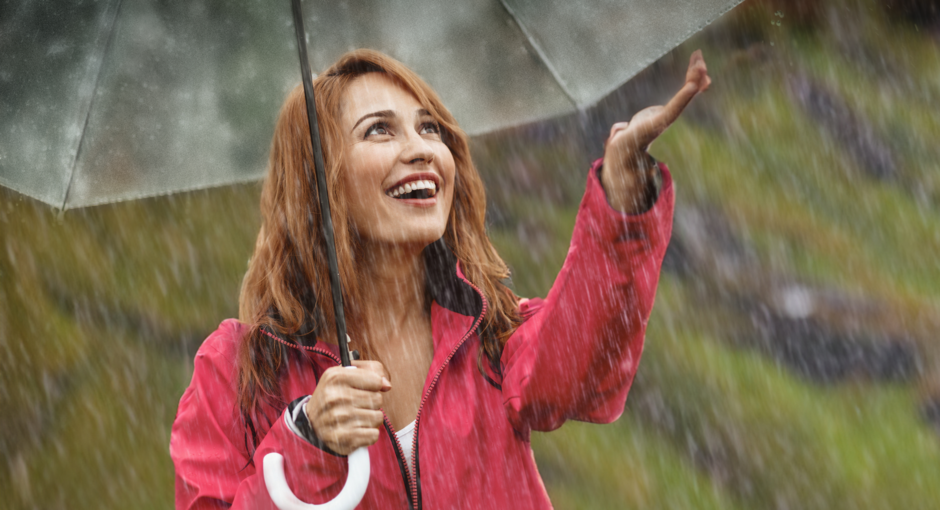 Frau mit Regenschirm